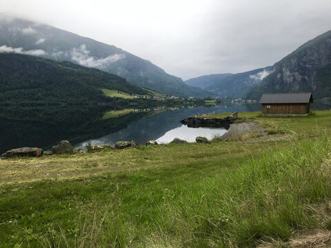 挪威峡湾边的小屋