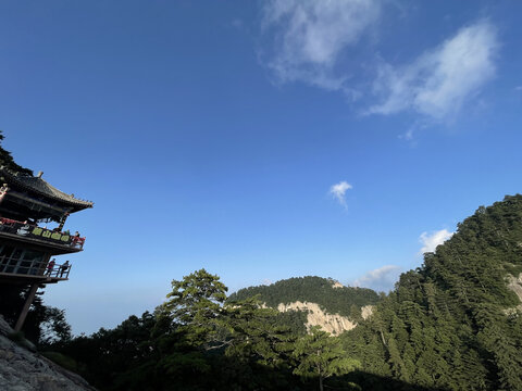 蓝天下的华山