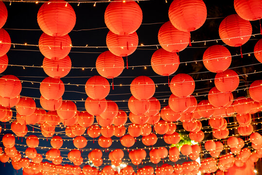 春节庙会悬挂的很多红灯笼