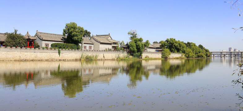 蓝天白云湖水倒影