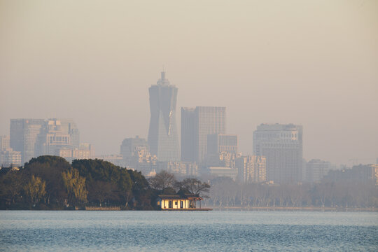 杭州西湖与城市高楼清晨美景