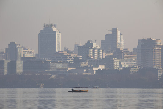 杭州西湖与城市高楼清晨美景