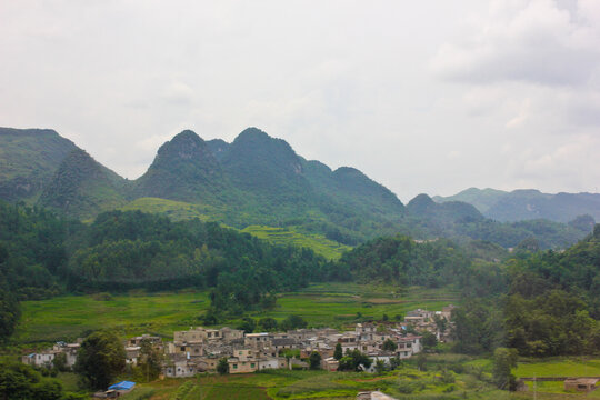 青山环绕的村庄