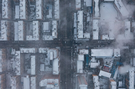 高空航拍冬季城市街道交通景色