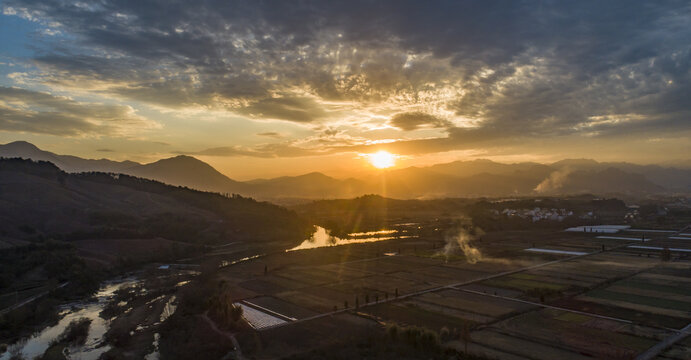 夕阳云彩与小河