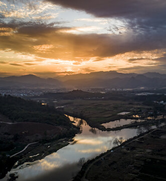 夕阳云彩与小河