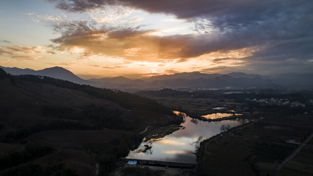 夕阳云彩与小河