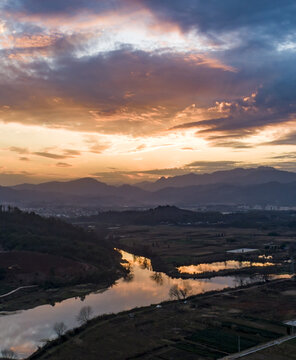 夕阳云彩与小河