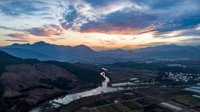 夕阳云彩与小河