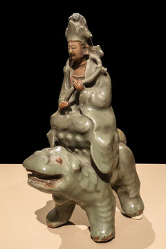 明代龙泉窑菩萨坐像