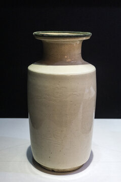 清代漳窑米黄釉铜口暗花瓶