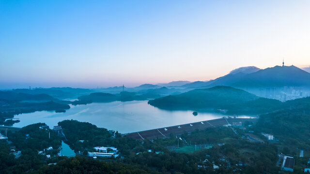 晨雾弥漫深圳水库