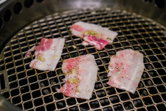 日式烧肉韩式烤肉五花肉美食