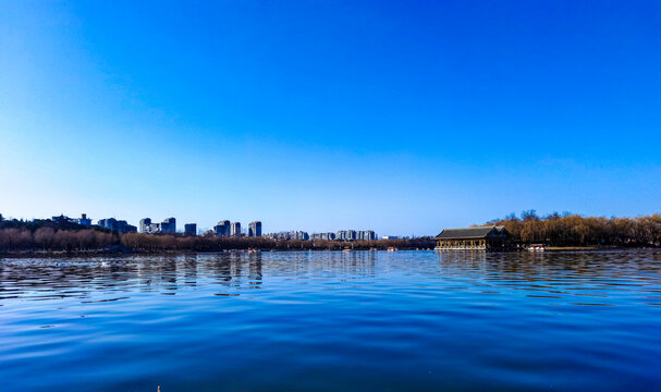 曲江池遗址公园湖畔美景