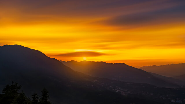 山峰日出