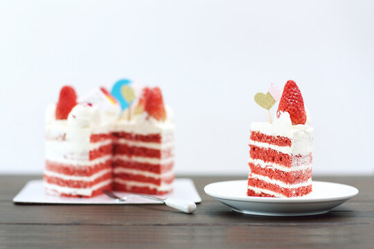 草莓红丝绒奶油蛋糕