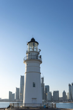 青岛海岸线白色灯塔