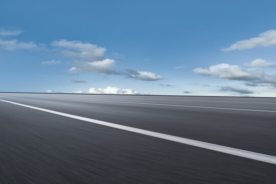 高速公路天际线和蓝天白云