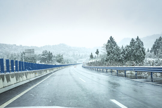 风雪高速公路