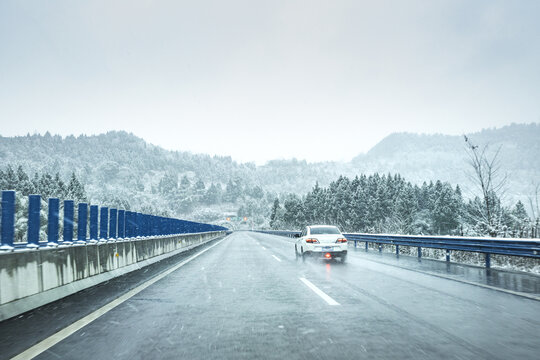 风雪高速公路
