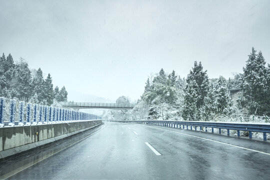 风雪高速公路