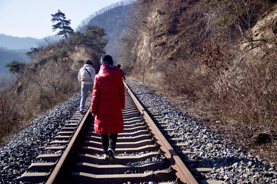 行走在铁道上的女人