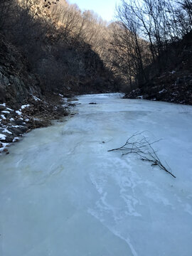 冰冻的溪水