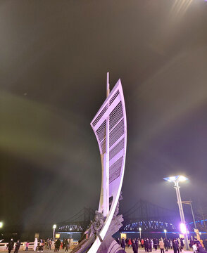 鸭绿江畔雕塑夜景