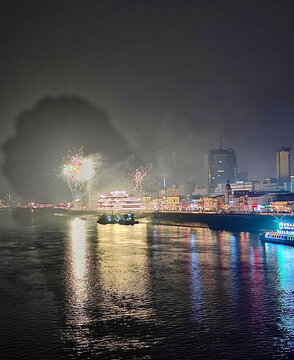 丹东鸭绿江畔元宵节夜景