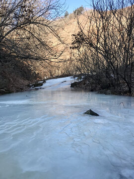 冰冻的溪水