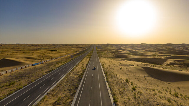汽车行驶在沙漠公路