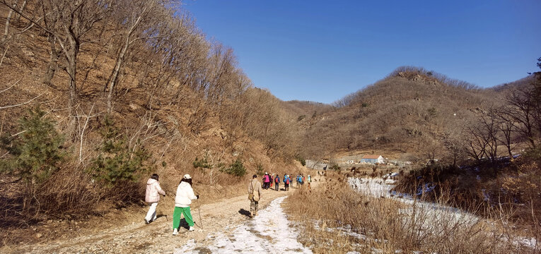 向大山深处行进