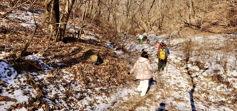 雪泥山地行进