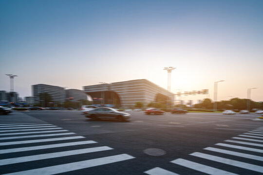 模糊的背景和城市道路街景