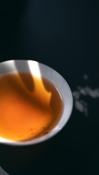 茶汤阳光下的茶汤如琥珀荡漾