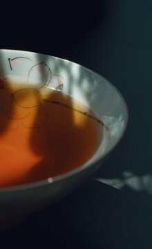 斑驳阳光下油质感琥珀茶汤色