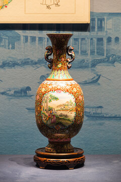 清乾隆年代人物纹双耳瓷花瓶