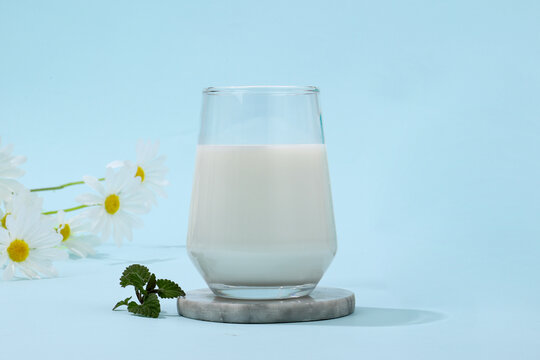 健康牛奶饮品早餐场景图