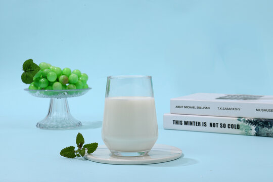 健康牛奶饮品早餐场景图