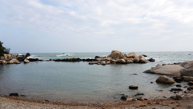 海岸线的近海石头浅海区