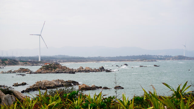 海岛浅海区海边风车