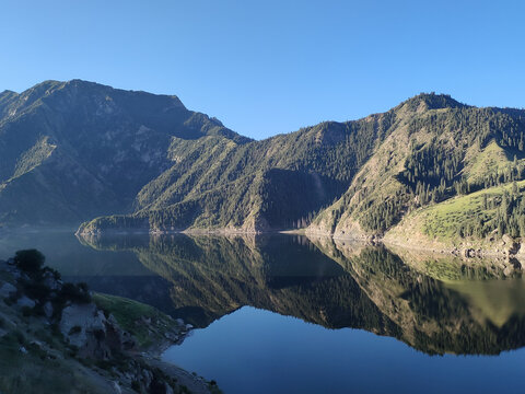 依山傍水