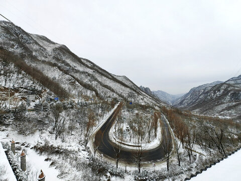 雪中秦岭公路