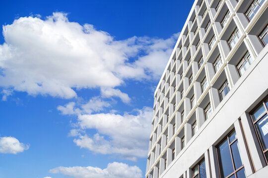 现代建筑局部与蓝天白云