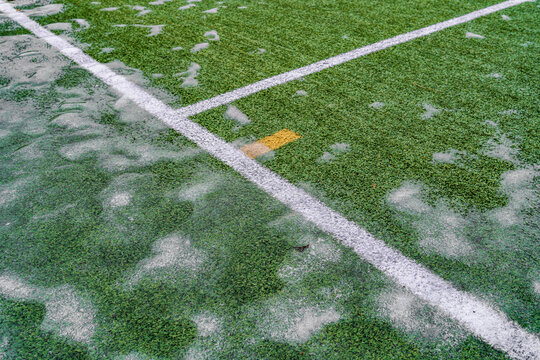 冬季结冰的足球场草地特写