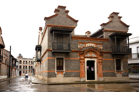 雨后的上海石库门建筑