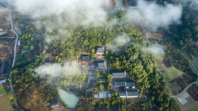 云雾下的明招寺