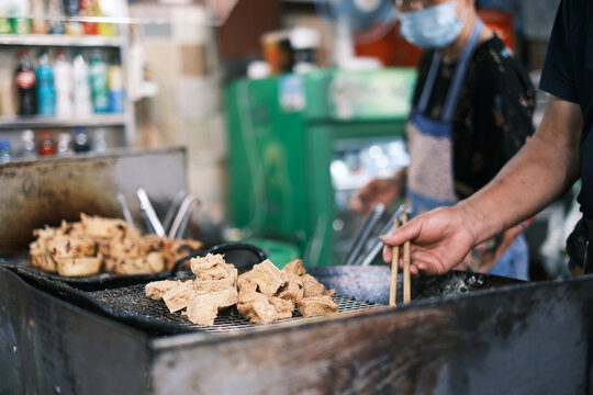 正在油炸的臭豆腐