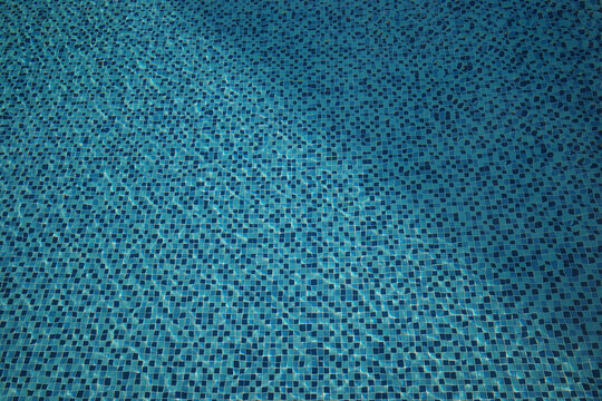 装满水的蓝色游泳池