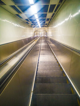 地铁电梯通道
